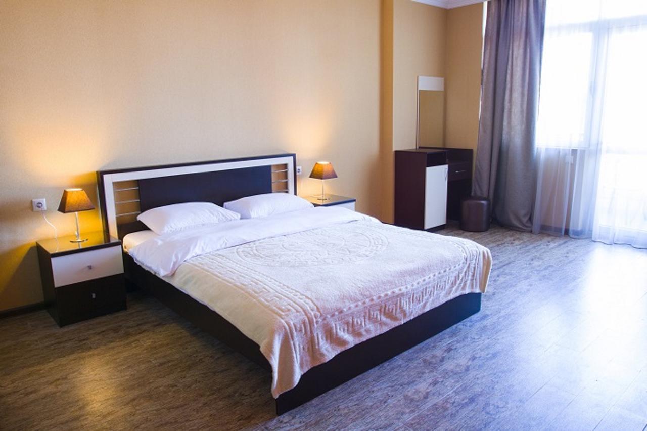 Pirosmani Mini Hotel Батуми Екстериор снимка